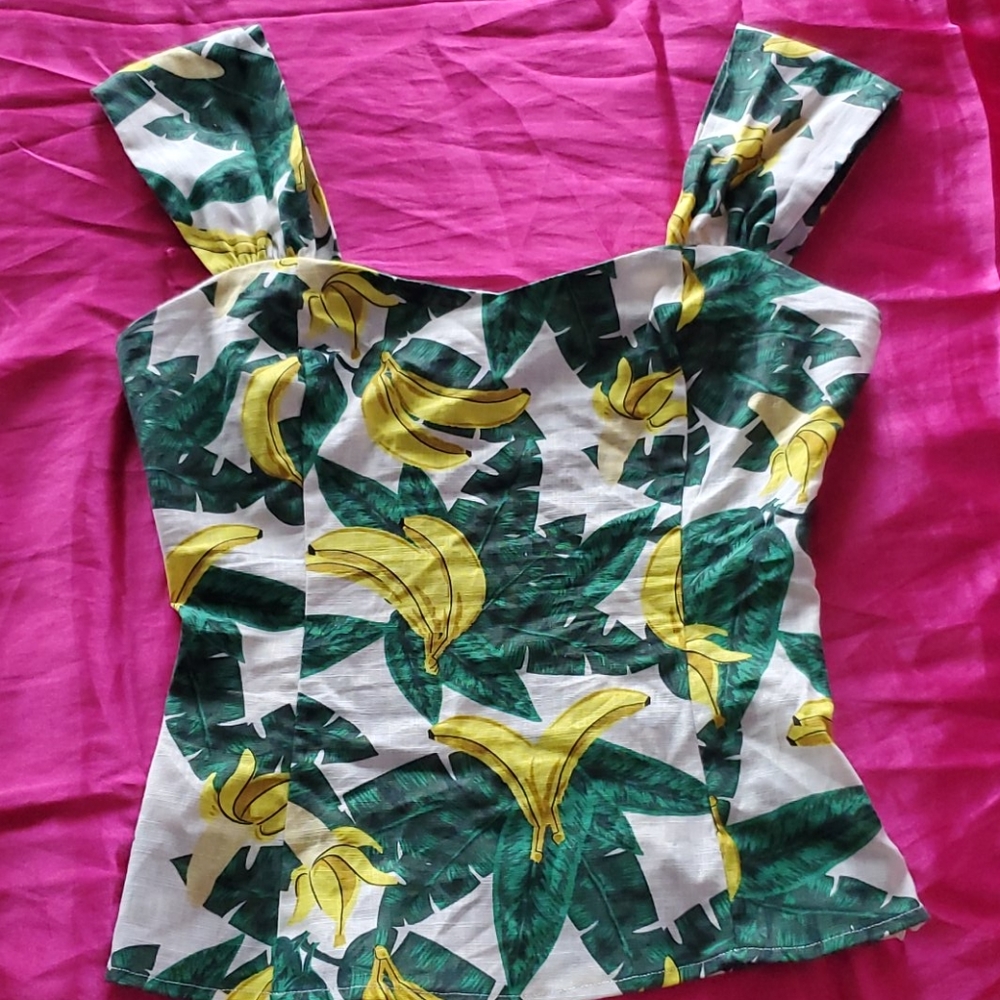 This is a cute summer banana top